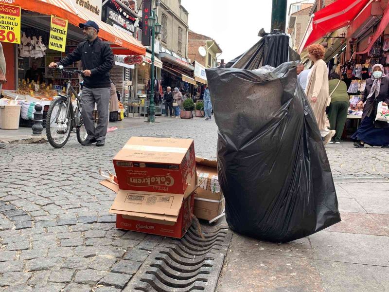 Çöp kutusu olmayınca sokaklar çöp poşetiyle doldu
