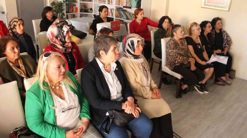 Egeli kadın muhtarlar, ’Gül Esin Kadın Muhtarlar Akademisi’nde bir araya geldi
