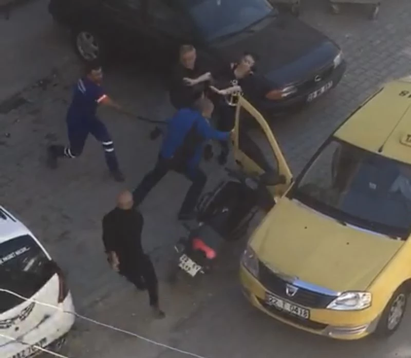 Edirne’de kavgaya motosikletiyle daldı, sopayla vurduğu adamı kanlar içinde bıraktı...Dehşete düşüren o anlar kamerada
