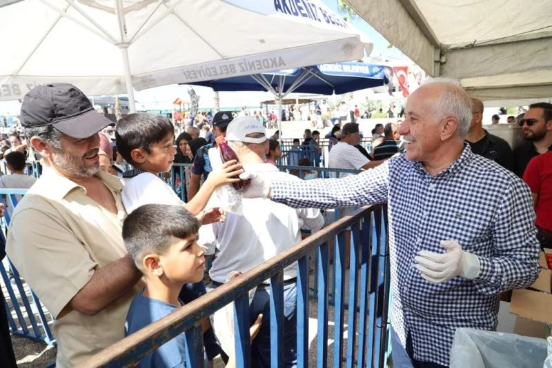 Mersinliler balığa doydu, festivalde tam 10 ton balık ekmek dağıtıldı
