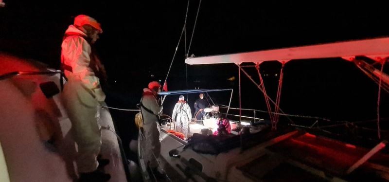 Yelkenli teknede 92 düzensiz göçmen ve 3 göçmen kaçakçısı yakalandı
