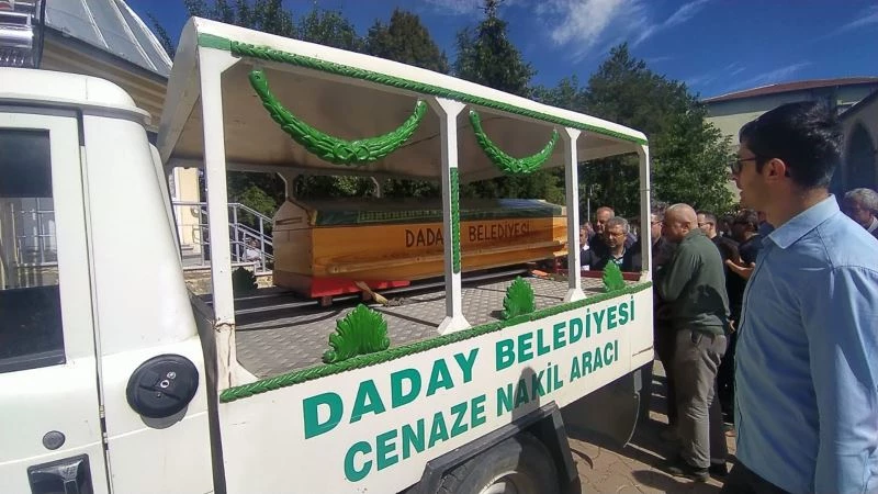 Bisikletiyle gezmek için çıktığı yolda cansız bedeni bulunan yaşlı vatandaş son yolculuğuna uğurlandı
