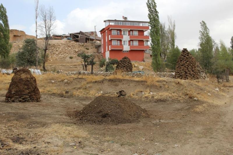 Erzincan’da kışlık tezek hazırlığı
