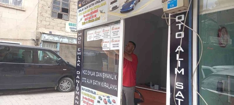 Sular altında kalacak ilçeden herkes taşınırken o yeni iş yeri açtı
