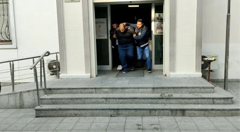 Annesinin kafasını kesip balkondan atan şahıs adliyeye sevk edildi
