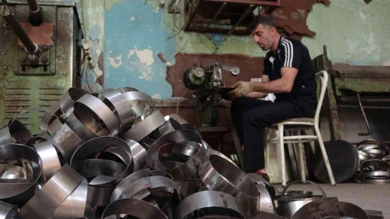 Muş’ta havaların soğumasıyla sac soba üretimine başlandı
