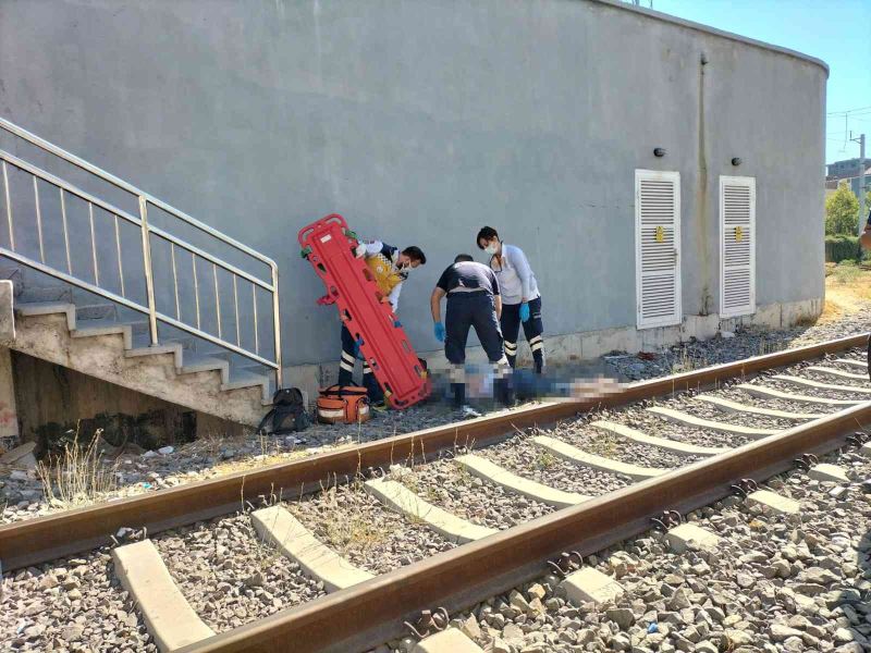 İzmir’de yük treninin çarptığı kadın hayatını kaybetti
