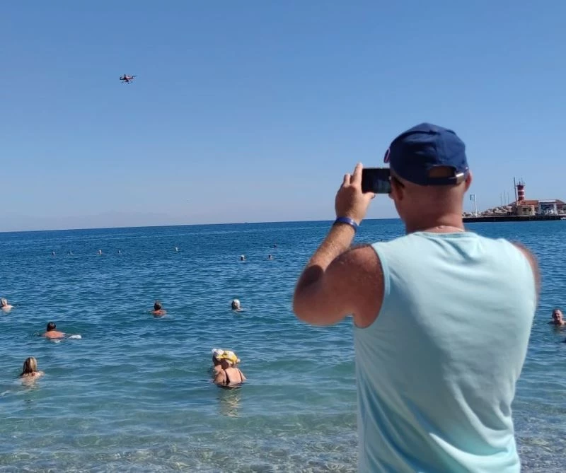 Suya iniş kalkış yapabilen ve saatte 79,3 km hıza ulaşabilen drone, taşıdığı can simidini hızlı bir şekilde vakaya ulaştırıyor
