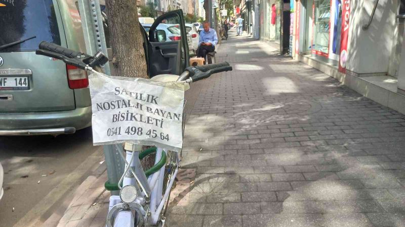 İlginç sıfatlar yazılı satılık bisikletler alıcısını bekliyor
