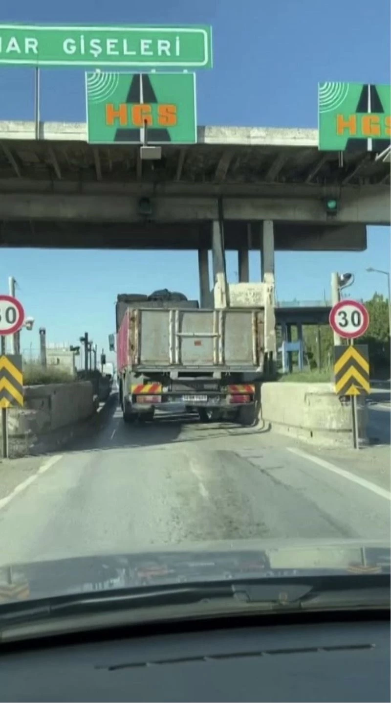 Tuzla’da yan yan ilerleyen kamyon gişelere çarptı
