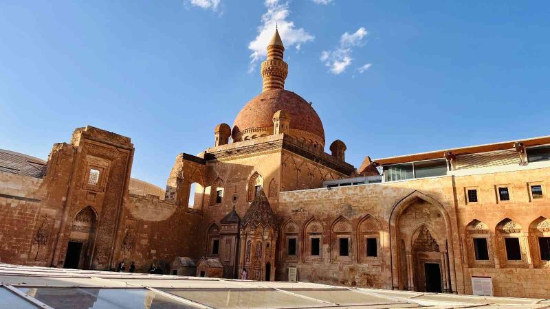 Tarih kokan İshak Paşa Sarayı’na yoğun ilgi
