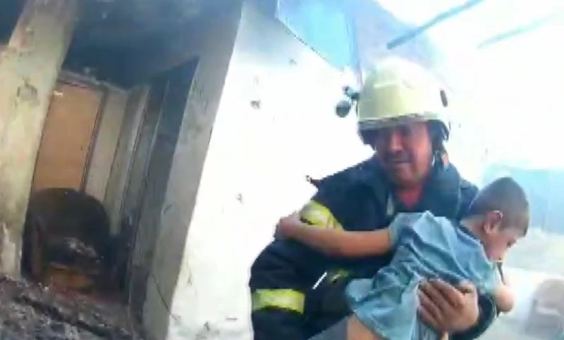 Alevlerin arasında mahsur kalan 4 çocuğu itfaiye kurtardı
