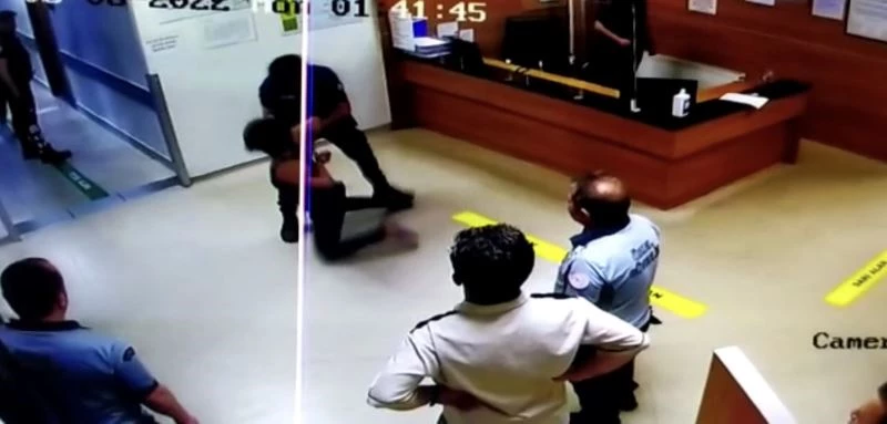 İstanbul’da polisin kurtardığı kadın, polise kafa attı
