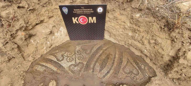 İzmir’de kaçak kazı yapan kişinin tarlasında 2 bin yıllık mozaik bulundu

