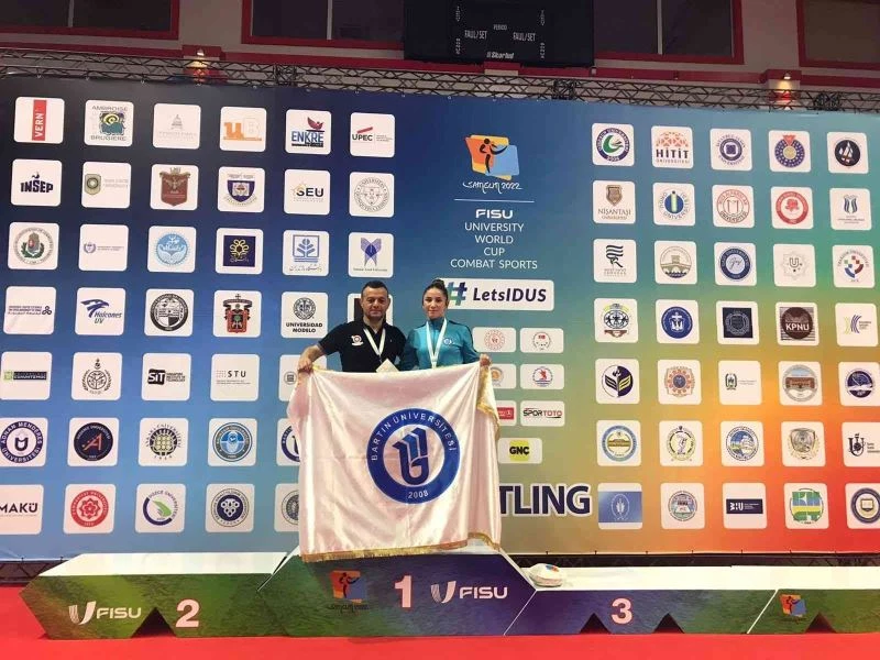 BARÜ öğrencisi Zeynep Yetgil, Dünya Kupası’nda altın madalya kazandı
