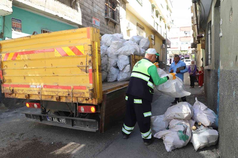 Şehitkamil’de budamadan elde edilen odunlar dar gelirli ailelerle yakacak olarak dağıtıldı
