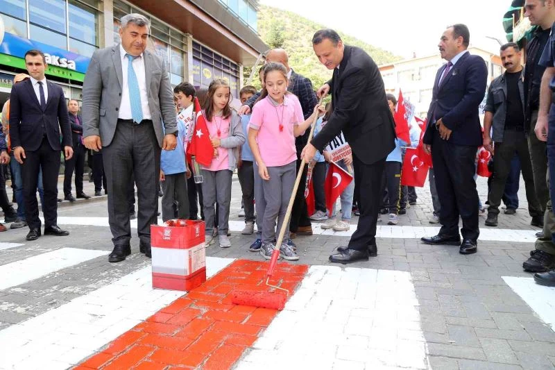 Gümüşhane’de yaya geçitleri kırmızıya boyandı
