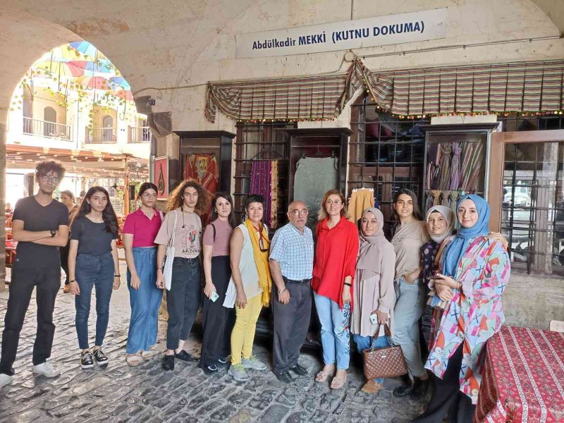 Halı tasarımı öğrencileri kutnu dokuyor
