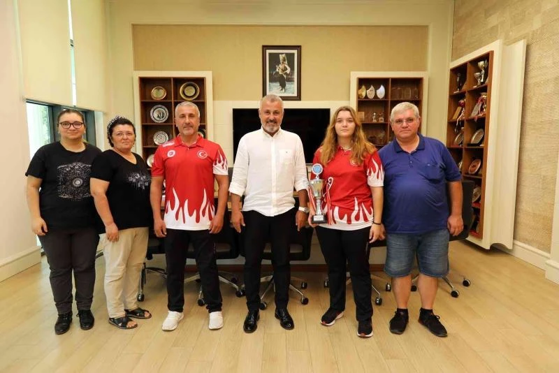 Başkan Sözen Kick Boks şampiyonunu ağırladı
