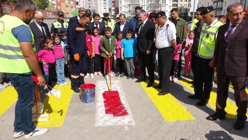 Yozgat’ta öğrenciler “Hayata saygı duruşu” sloganıyla yaya geçitlerini kırmızıya boyadı
