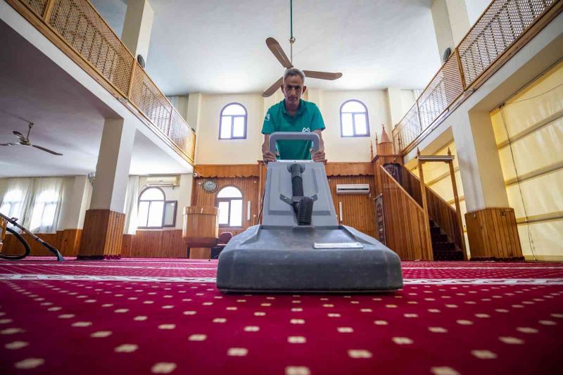 Mersin’de ibadethaneler temizleniyor
