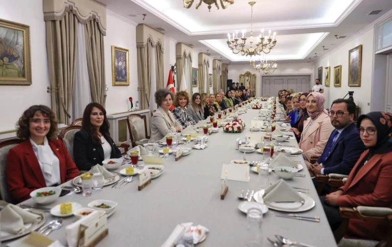 Kadın Liderler ödülü Başkan Çakmak’a
