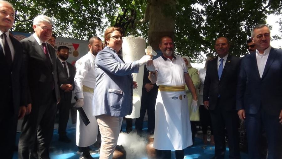 Bakan Derya Yanık, katıldığı festivalde vatandaşlara Maraş dondurması ikram etti