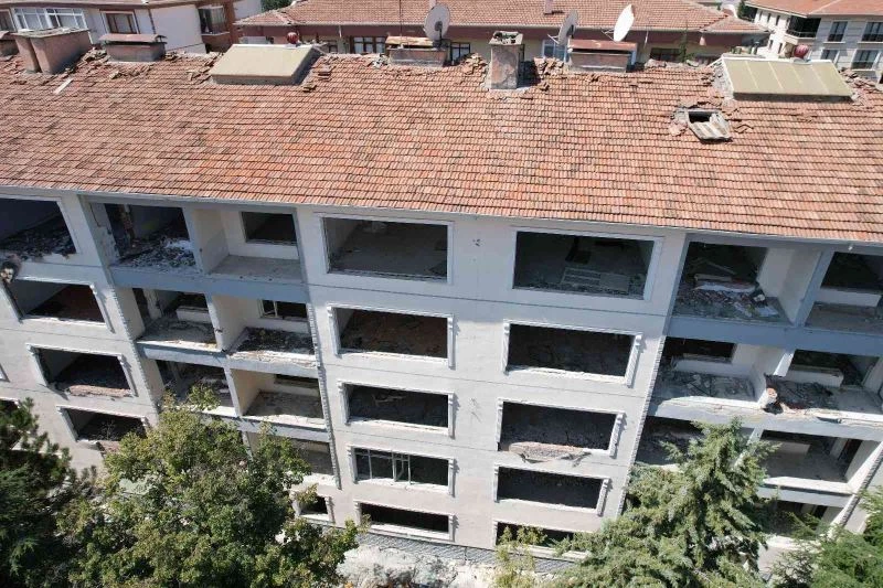 Yıkım emri gelen bina torbacıların meskeni oldu
