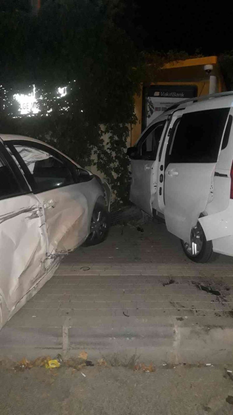 Elazığ’da kaza yapan otomobiller, ATM’ye daldı: 2 yaralı
