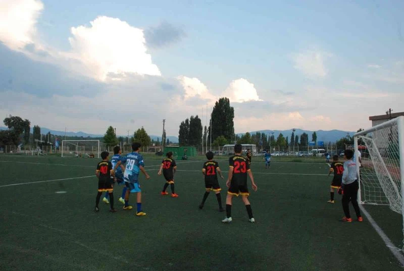 Gediz’de Büyük Zaferin 100. Yılında yüzme yarışması ve futbol turnuvası düzenlendi
