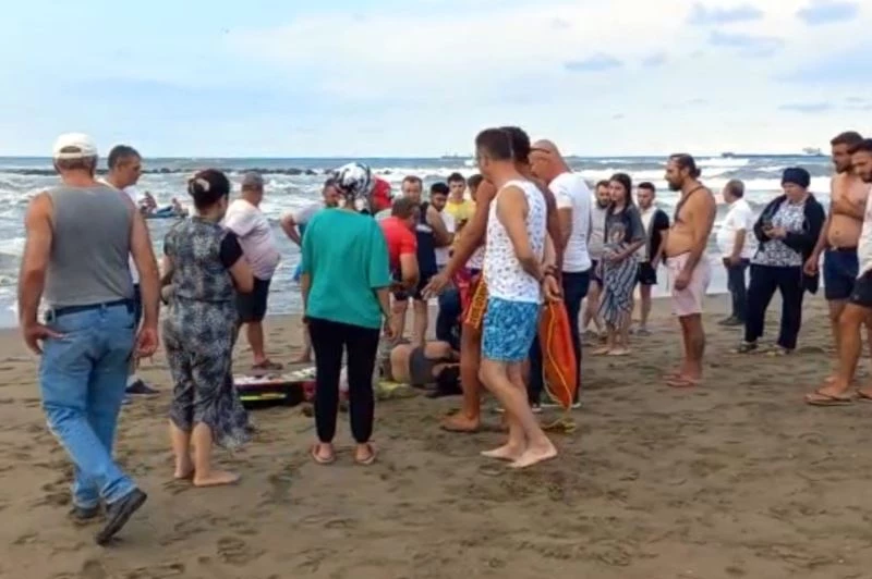 Dalgaya rağmen denize girdi, boğulma tehlikesi geçirdi
