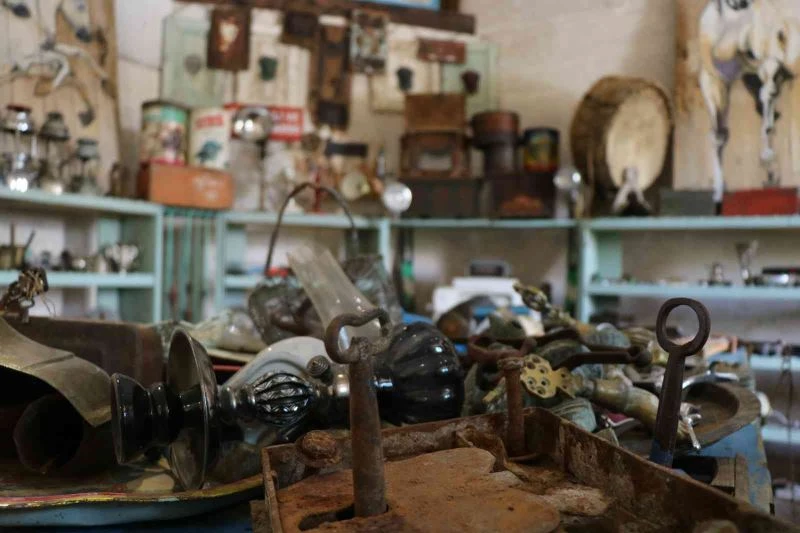 Pandemi döneminde eski eşya topladı, şehrin ilk antikacısı oldu
