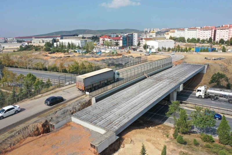 Çayırova Turgut Özal Köprüsü’nde kiriş montajı yapıldı
