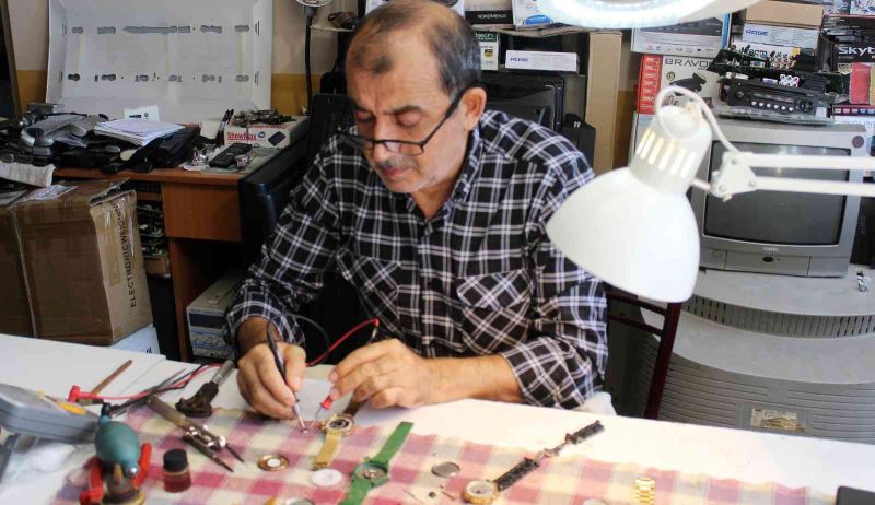 Sinop’ta küçük yaşlarda öğrendiği saatçi mesleğini 33 yıldır sürdürüyor
