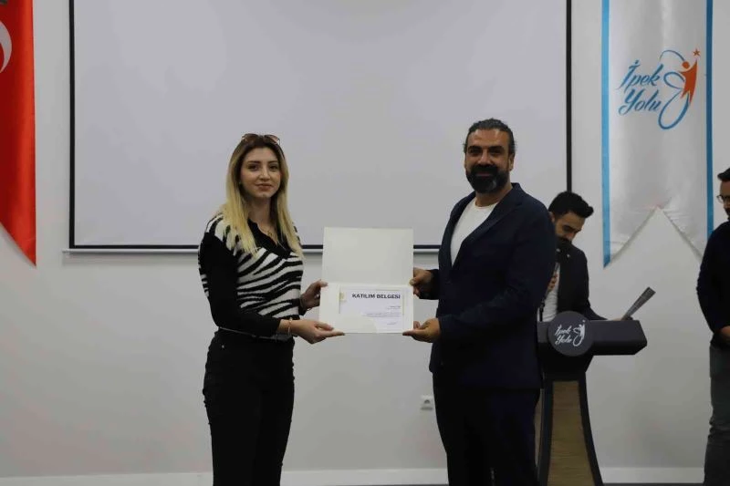 İnsansız hava aracı ile zirai ilaçlama eğitimini tamamlayanlara sertifikaları verildi
