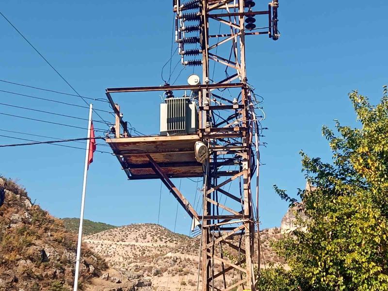 Yakıt istasyonun yan kısmındaki trafoda çıkan yangın paniğe neden oldu
