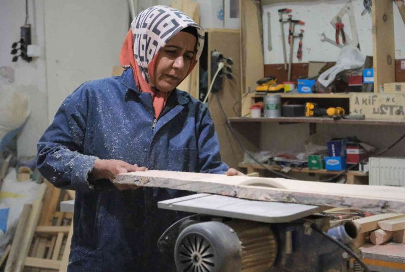Sedir imalatı yapan kadın girişimci tek başına hem üretiyor hem onarıyor
