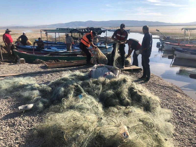 Gölde yasak olan ağlara el konuldu
