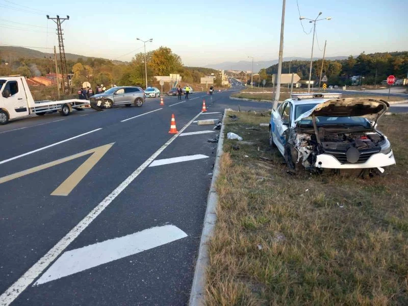 Ciple çarpışan polis aracındaki 2 memur yaralandı
