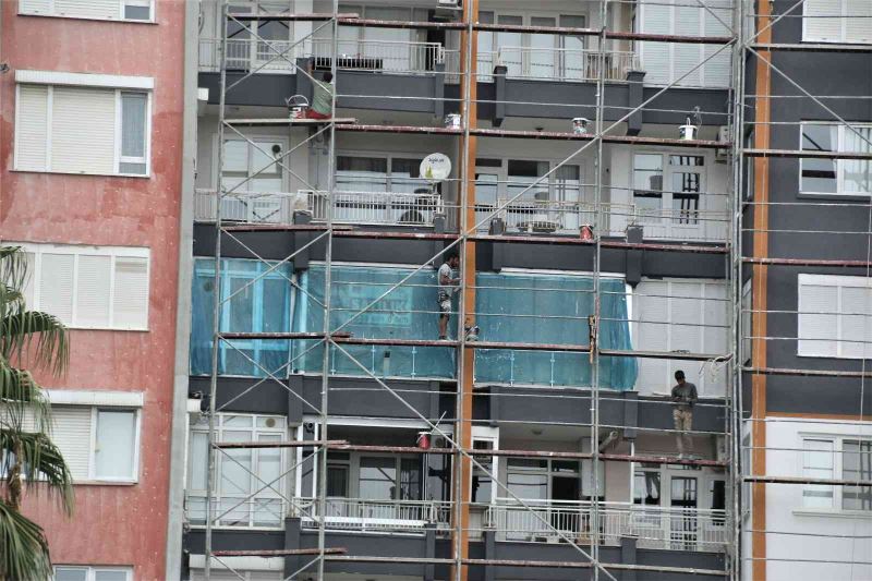 İnşaat işçilerinin 15 katlı binada güvenlik önlemi olmadan çalışmaları yürekleri ağza getirdi
