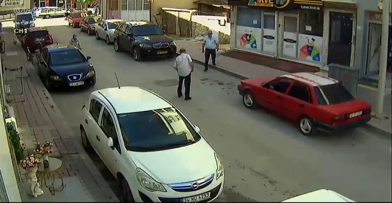 Husumetli iki adam arasındaki silahlı, bıçaklı kavganın dehşete düşüren görüntüleri kamerada
