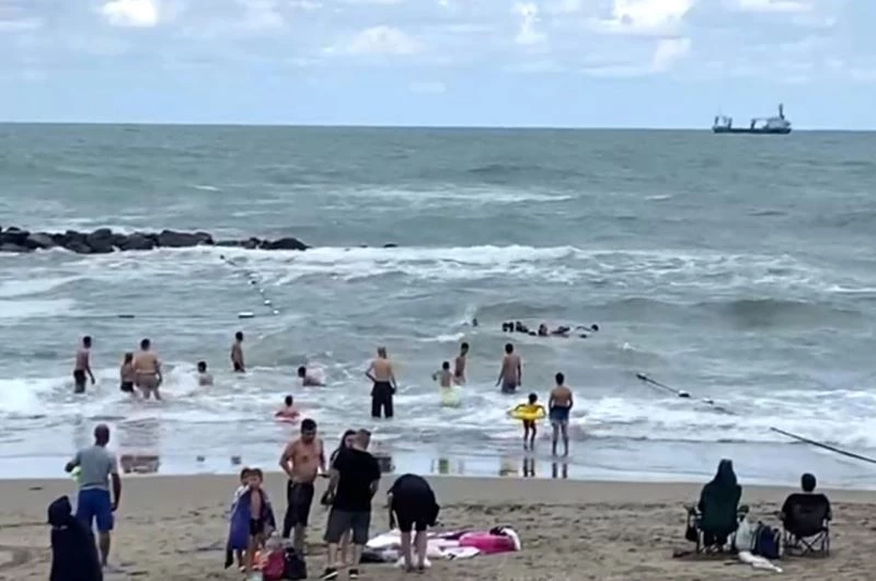 7 kişilik aile cankurtaranlar sayesinde akıntıdan kurtuldu
