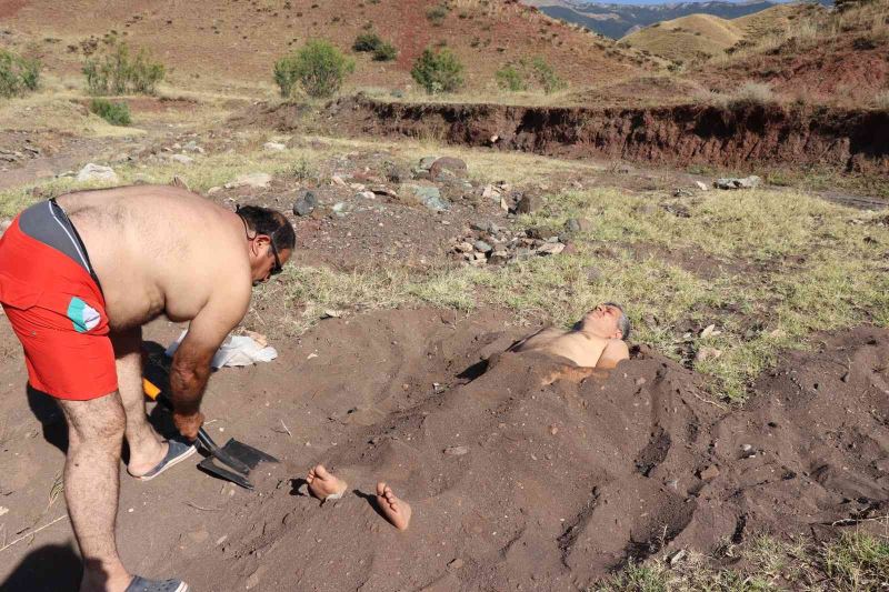 Söğütlü derenin mineralli kumlarında şifa arıyorlar
