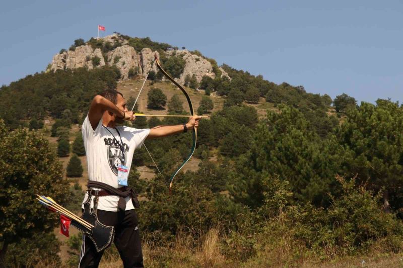 Geleneksel okçuluk tutkunları Gürsu Adrenalin Parkta hedefe kitlendi
