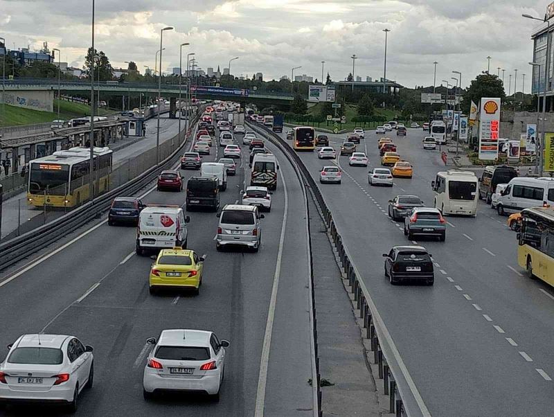 İstanbul’da eğitim öğretim döneminin başlamasıyla birlikte trafikte yoğunluk oluştu
