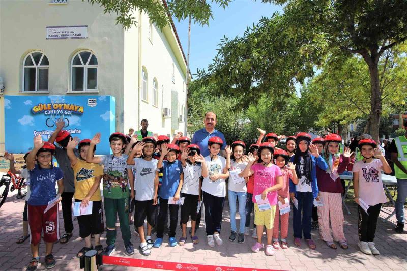 Başkan Altay 40 gün sabah namazına camiye giden çocuklara bisikletlerini hediye etti
