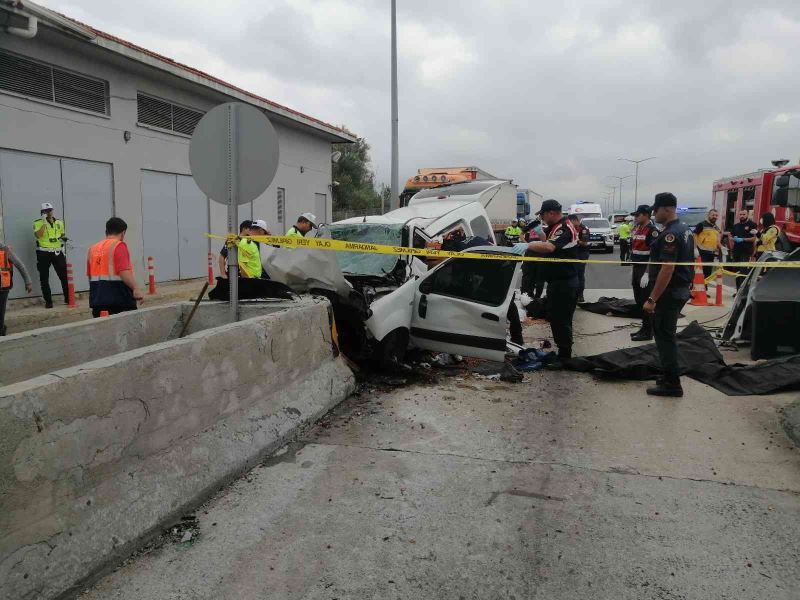 Bolu’da feci kaza, hafif ticari araç gişe bariyerlerine ok gibi saplandı: 3 ölü, 1 yaralı
