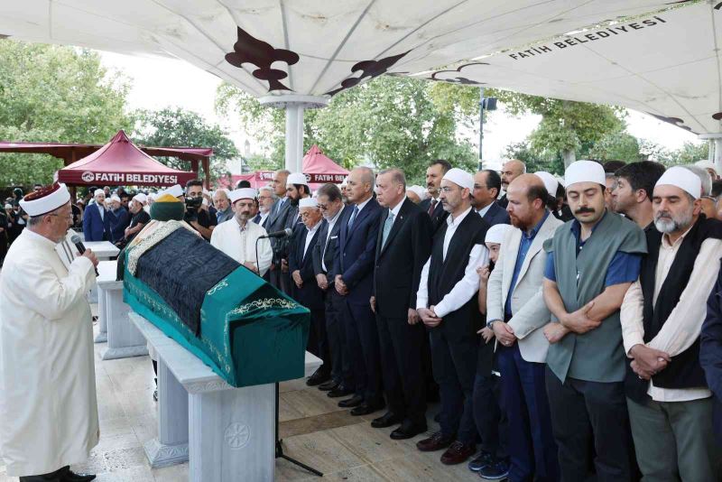 Karagümrük Cerrahi Tekkesi Mütevelli Heyeti Başkanı Ömer Tuğrul İnançer son yolculuğuna uğurlandı
