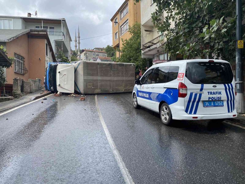 Üsküdar’da doğalgaz kutusuna çarpan kamyonet yan yattı
