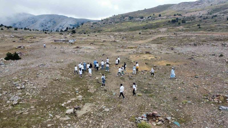 Balıkesirli küçük kaşifler Kazdağları’nın zirvesine tırmandılar
